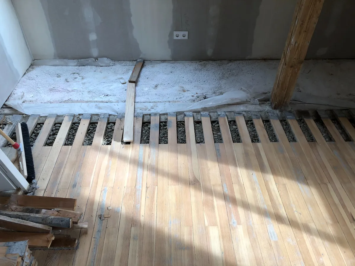 Mosaikparkett im Altbau mit fehlenden Stäben vor der Restaurierung