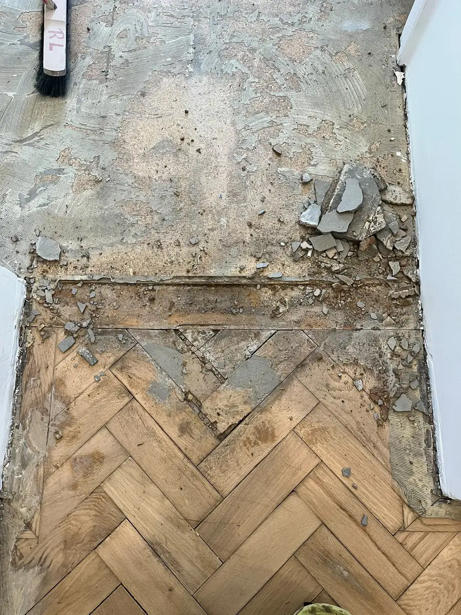 Schaden im Detail: Lose und fehlende Stäbe, alter Kleber