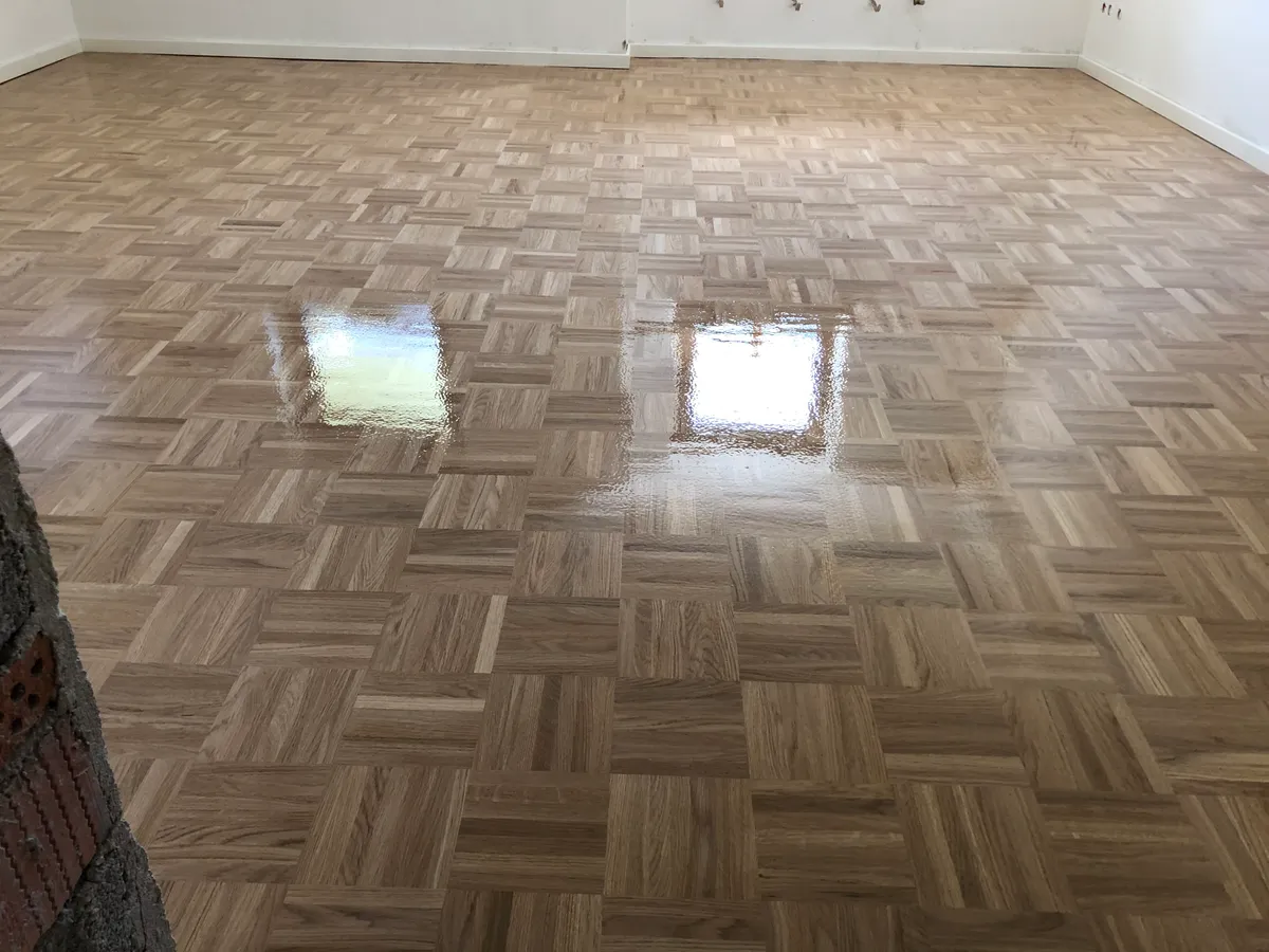Mosaikparkett nach Brandschaden: Neu verklebt, geschliffen und lackiert