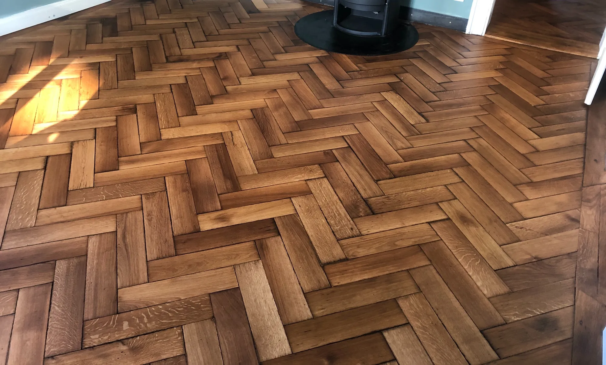 Fischgrät in Eiche, geölt: Aufgearbeitet und neu geölt, Altbau München