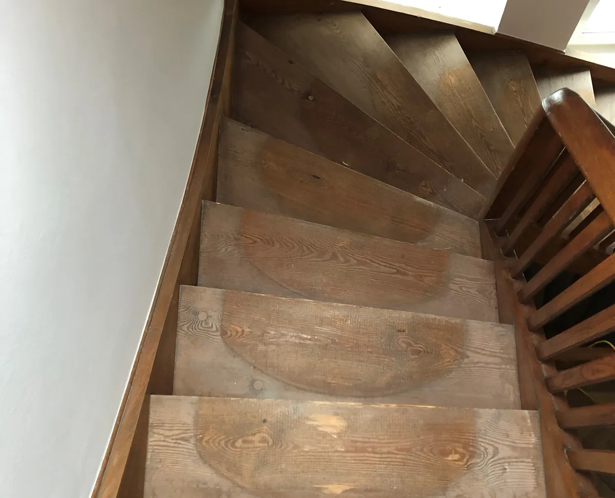 Treppe vor der Sanierung: Alte Beläge runter, Stufen neu aufgebaut