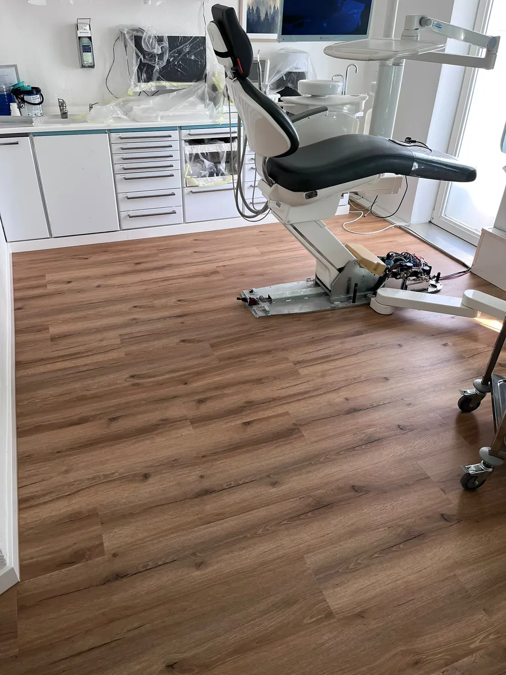 Boden in einer Zahnarztpraxis: Holzoptik im Behandlungsraum
