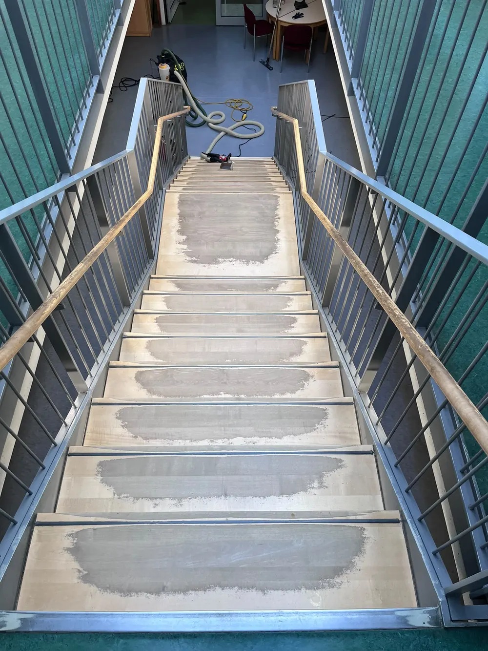 Holztreppe: während: Geschliffen, Schadstellen gespachtelt