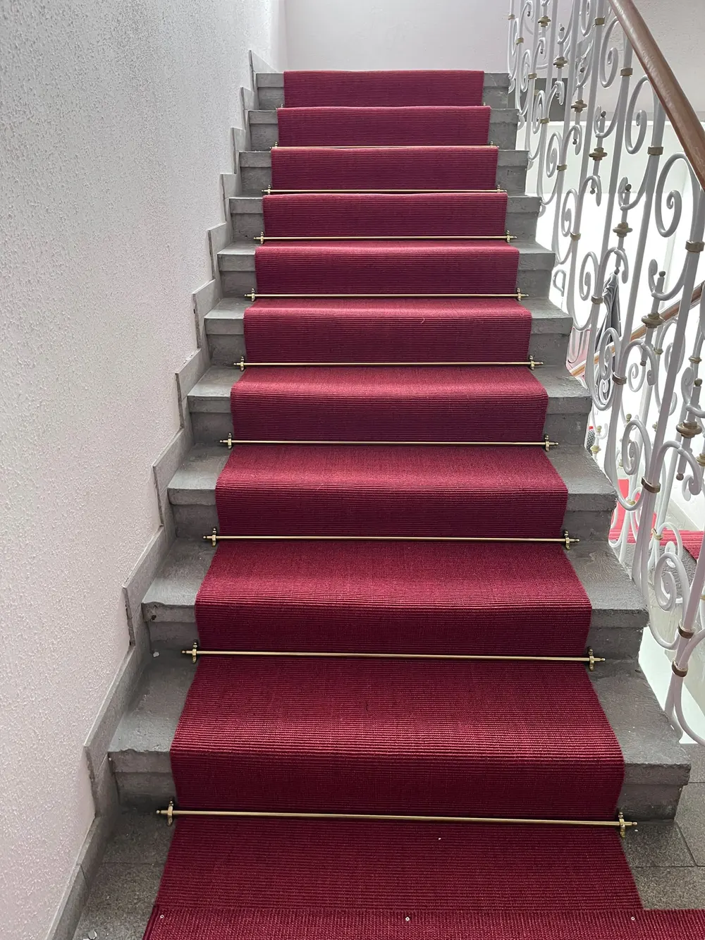 Steintreppe: nachher: Roter Läufer mit Messingstangen