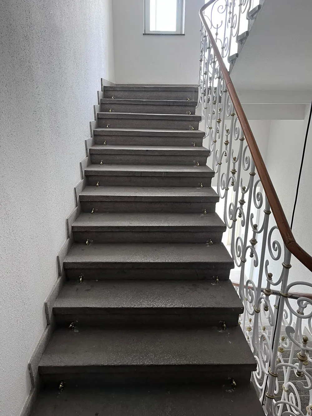 Steintreppe: vorher: Blanker Stein im Altbau